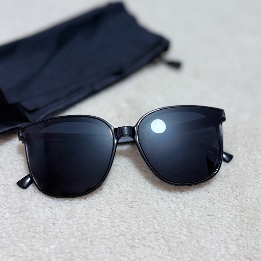 [NEW] STYLISH BLACK SUNGLASSES + wiping cloth + bag